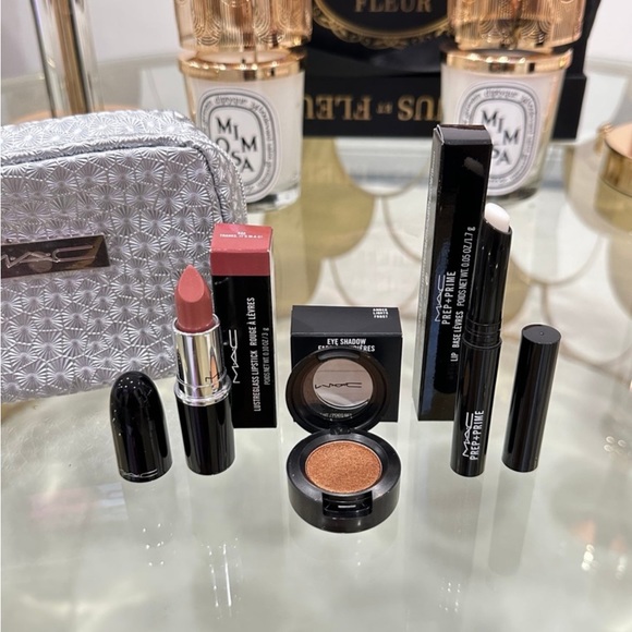 M.A.C. HOLIDAY-EXCLUSIVE KIT, BEST-SELLING PRODUCTS Sparkle Set. New full size - Picture 2 of 16